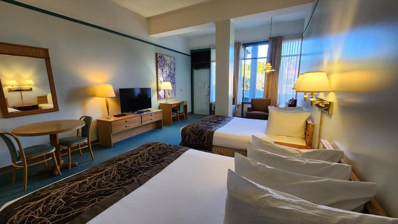 The Cedars Inn Hotel & Convention Centre Gibsons Zewnętrze zdjęcie