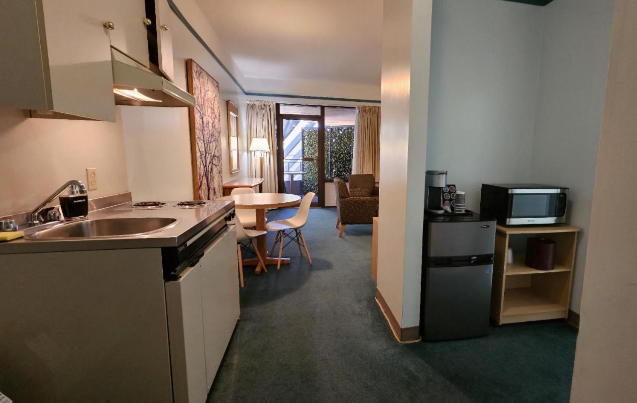 The Cedars Inn Hotel & Convention Centre Gibsons Zewnętrze zdjęcie