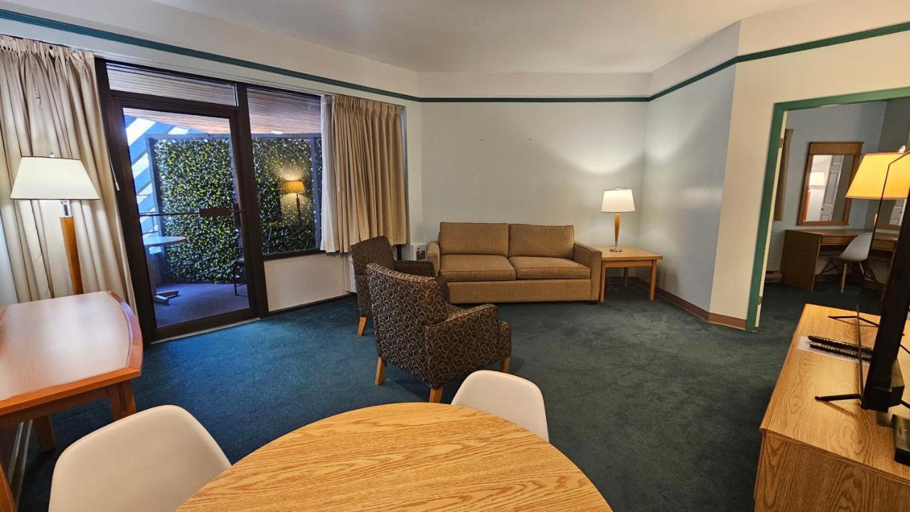 The Cedars Inn Hotel & Convention Centre Gibsons Zewnętrze zdjęcie