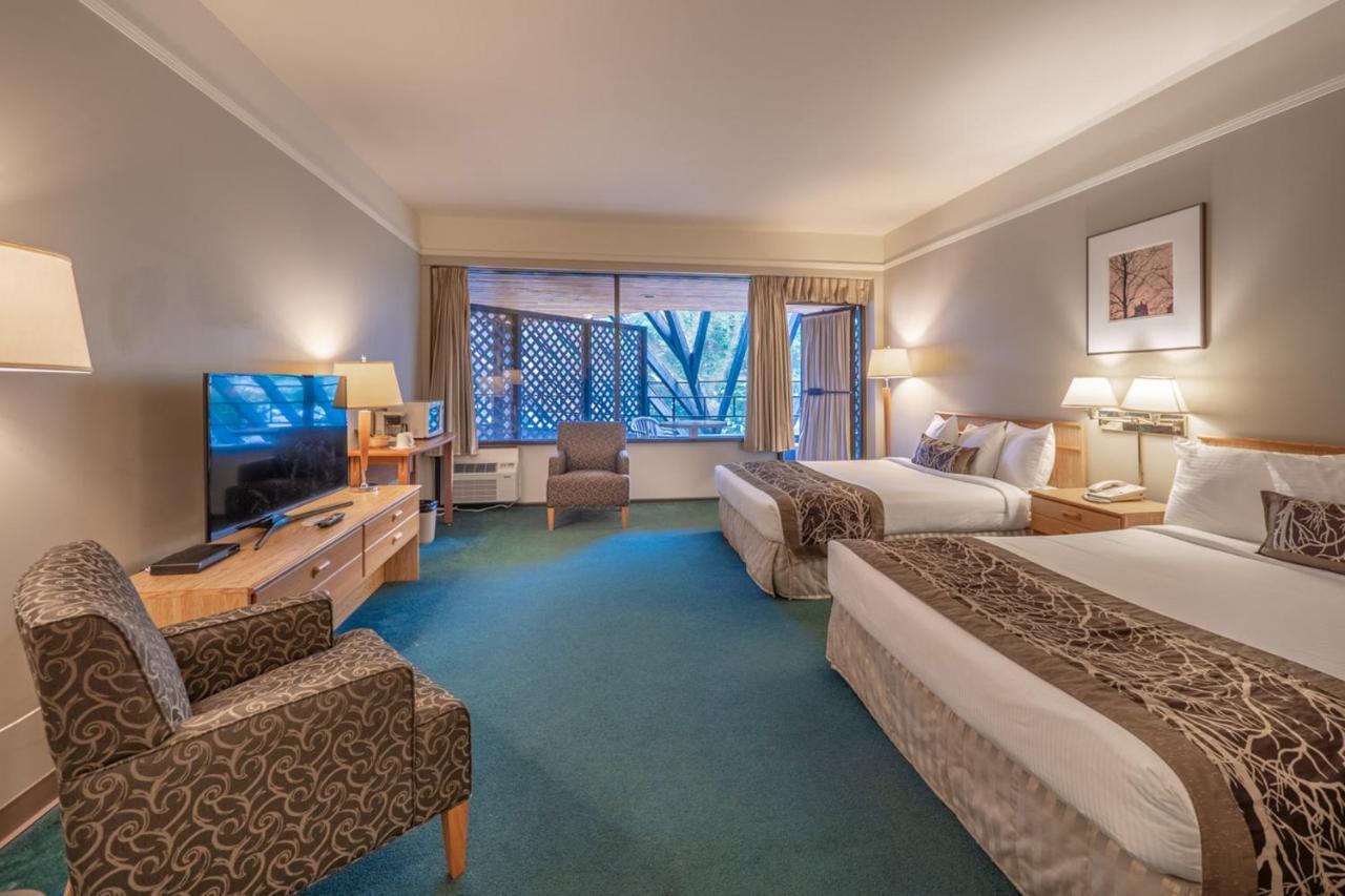 The Cedars Inn Hotel & Convention Centre Gibsons Zewnętrze zdjęcie
